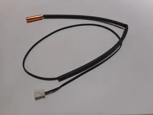 Temperatursensor von Remeha mit einer glatten, kupferfarbenen Spitze und einem angeschlossenen Kabel mit einem weißen Stecker.